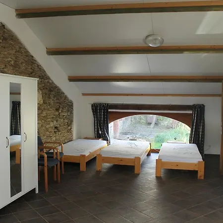 Het Huis Hiernaast Nyaraló *